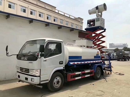 多功能灑水車型號_5方東風多利卡旋轉(zhuǎn)吊臂升降桿抑塵車