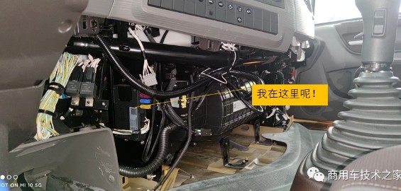 T-BOX裝在駕駛員右側(cè),車輛儀表臺下方扣板內(nèi) T-BOX裝在駕駛員右側(cè),車輛儀表臺下方扣板內(nèi)